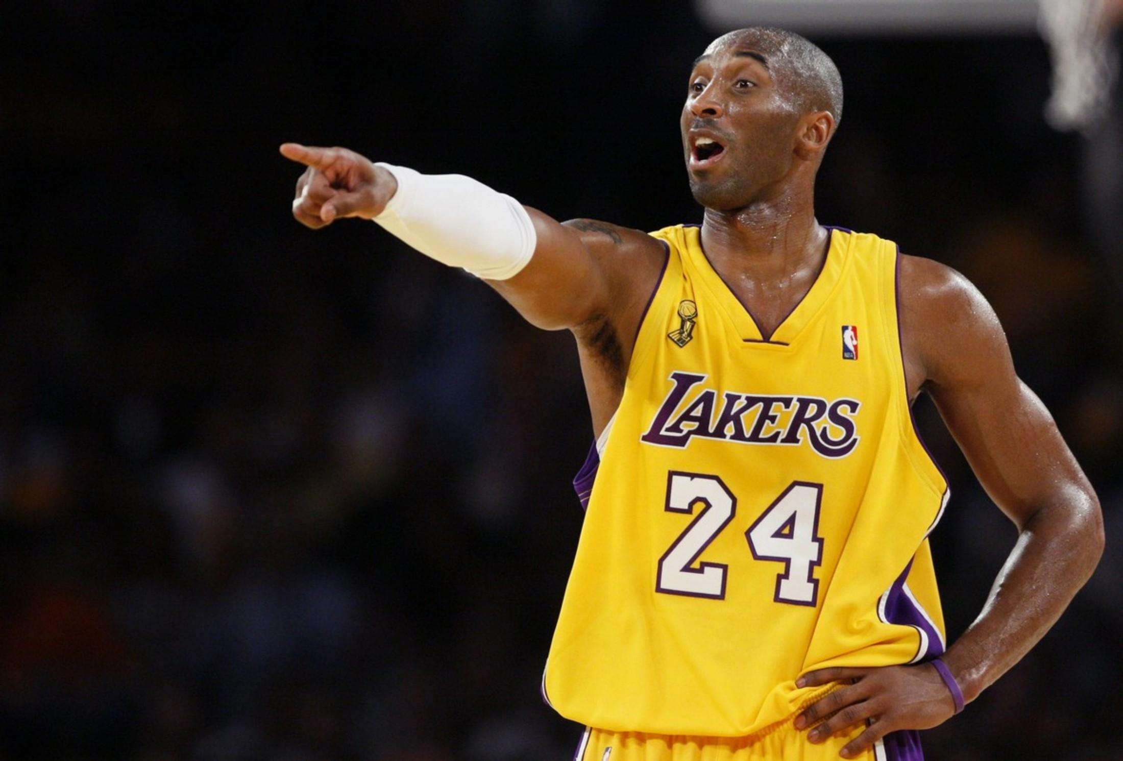 篮球湖人球迷为球队准备应援物