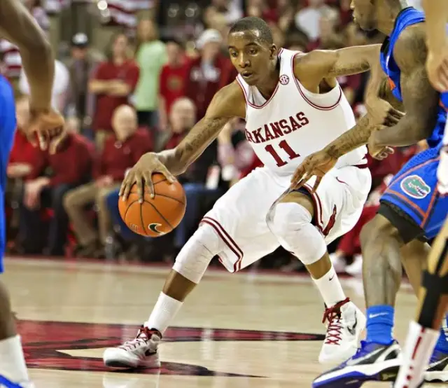 详解棒球规则中的捕手干扰判定对打击方在两好球后的心理平衡作用